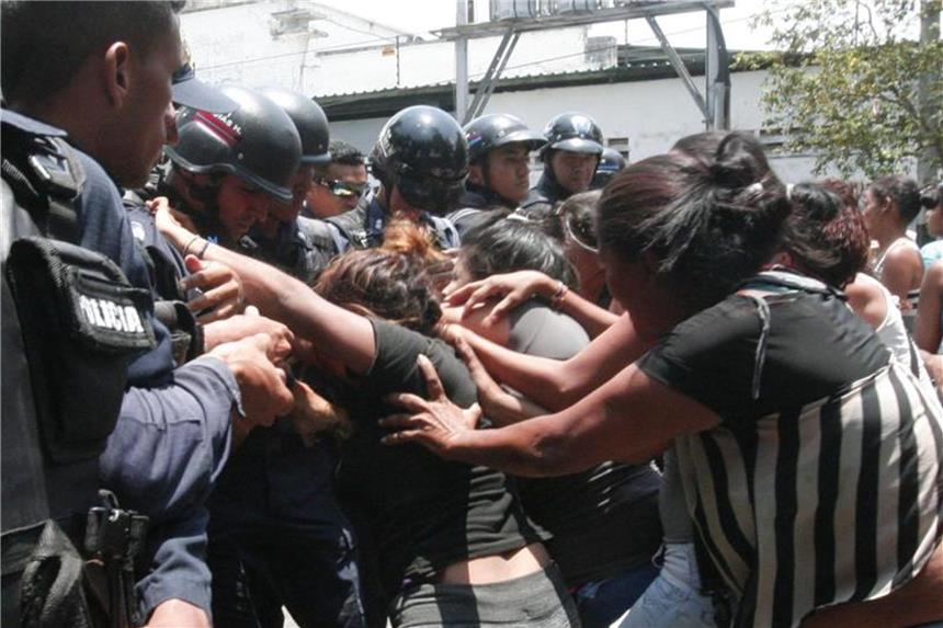 68 Tote bei Häftlingsmeuterei in Venezuela Polizisten und Angehörige von Gefangenen geraten aneinander. Foto: Juan Carlos Hernandez/ZUMA Wire