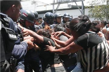 Polizisten und Angehörige von Gefangenen geraten aneinander. Foto: Juan Carlos Hernandez/ZUMA Wire