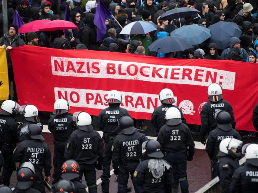 Niederlage für Petry auf AfD-Bundesparteitag Polizisten und Demonstranten stehen sich vor dem Rheinufertunnel gegenüber. Foto: Marius Becker