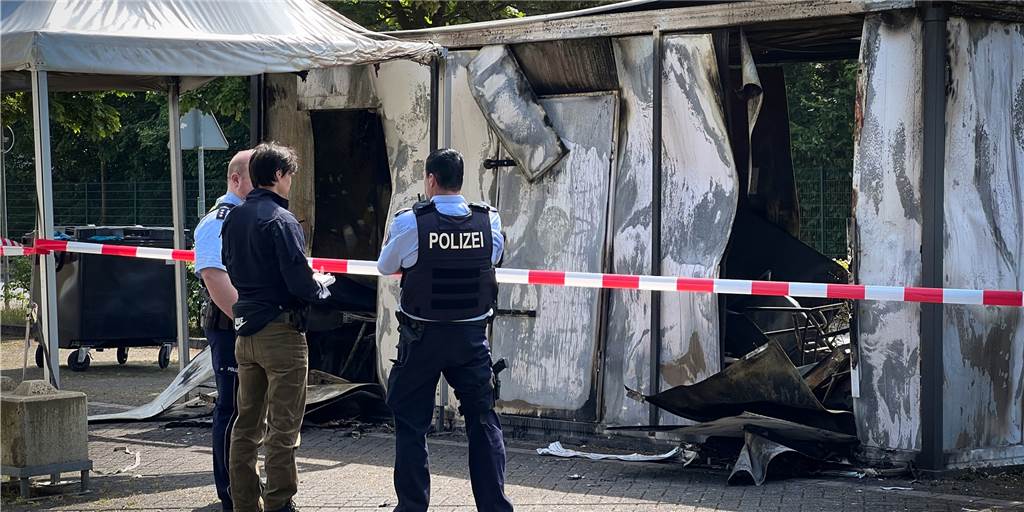 Teststelle brannte in Dorsten: Betreiber gibt Hinweise auf Ursache (mit Video) Polizisten und Kriminalpolizisten begutachten das ausgebrannte Corona-Testzentrum auf einem Parkplatz nahe des Schwimmbades Atlantis in Dorsten.