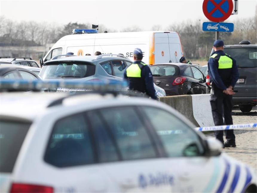 Möglicher Anschlagversuch in Belgien gescheitert Polizisten und Mitarbeiter des Kampfmittelräumdienstes auf dem Sint-Michielskaai in Antwerpen. Foto: Virginie Lefour/BELGA