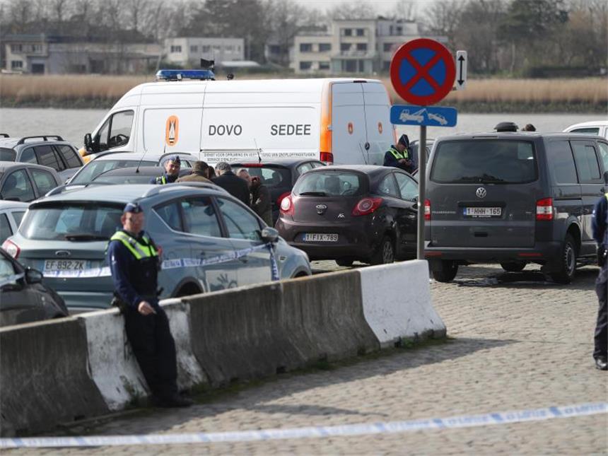 Möglicher Anschlagversuch in Belgien gescheitert Polizisten und Mitarbeiter des Kampfmittelräumdienstes der belgischen Armee beim Einsatz in Antwerpen. Foto: Virginie Lefour