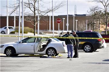 Polizisten untersuchen den Ort des Dramas auf einem Parkplatz in Merrillville. Foto: Rob Earnshaw/The Times/AP