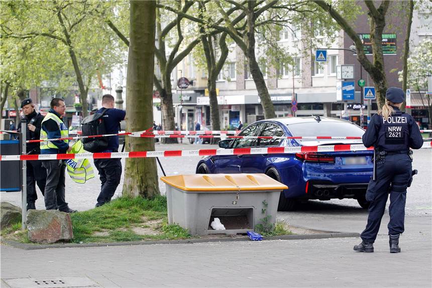 Schießerei in Duisburg: Festgenommene Rocker schweigen – und sind wieder frei Polizisten untersuchen den Tatort am Marktplatz. Bei Schüssen auf offener Straße sind am Mittwoch (04.05.2022) vier Menschen verletzt worden. 15 Personen waren vorübergehend in Gewahrsam genommen worden, teilten Polizei und Staatsanwaltschaft am Donnerstag mit. Mittlerweile sind diese wieder auf freiem Fuß.