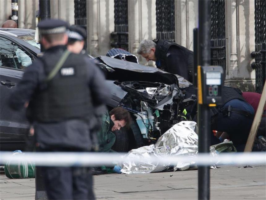 IS bekennt sich zu Londoner Anschlag Polizisten untersuchen in der Nähe des Londoner Parlaments ein Auto, mit dem mehrere Menschen überfahren worden sein sollen. Foto: Yui Mok