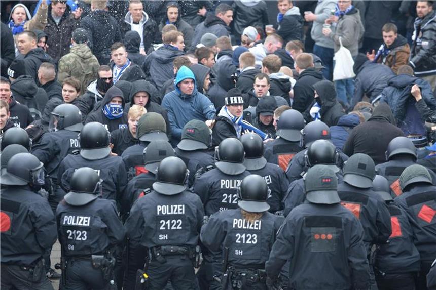 Was bedeutet das Bremer Urteil für den Fußball? Polizisten versuchen am Rande des Bundesligaspiels Werder Bremen gegen den HSV die Fangruppen zu trennen. Foto: Carmen Jaspersen