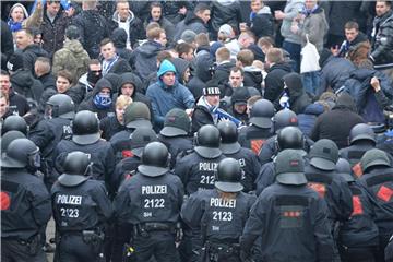 Polizisten versuchen am Rande des Bundesligaspiels Werder Bremen gegen den HSV die Fangruppen zu trennen. Foto: Carmen Jaspersen