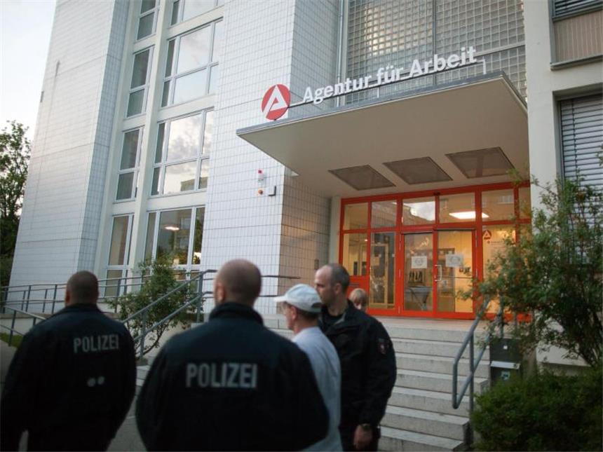 Beamtenbund: Mehr Angriffe auf Behördenmitarbeiter Polizisten vor der Agentur für Arbeit im Berliner Bezirk Wedding. Foto: Michael Kappeler/Symbol