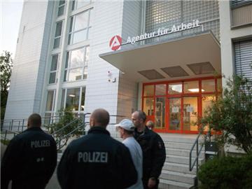 Polizisten vor der Agentur für Arbeit im Berliner Bezirk Wedding. Foto: Michael Kappeler/Symbol