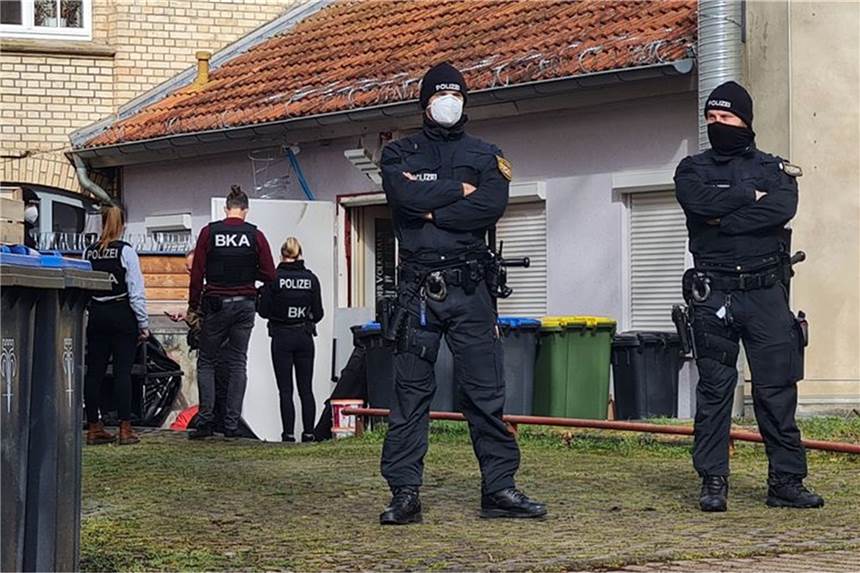 Großer Schlag gegen Neonazi-Gruppen: Mehr als 800 Polizisten im Einsatz - auch in NRW Polizisten vor einem Hintereingang eines Gebäudes in Eisenach, das sie durchsuchen.
