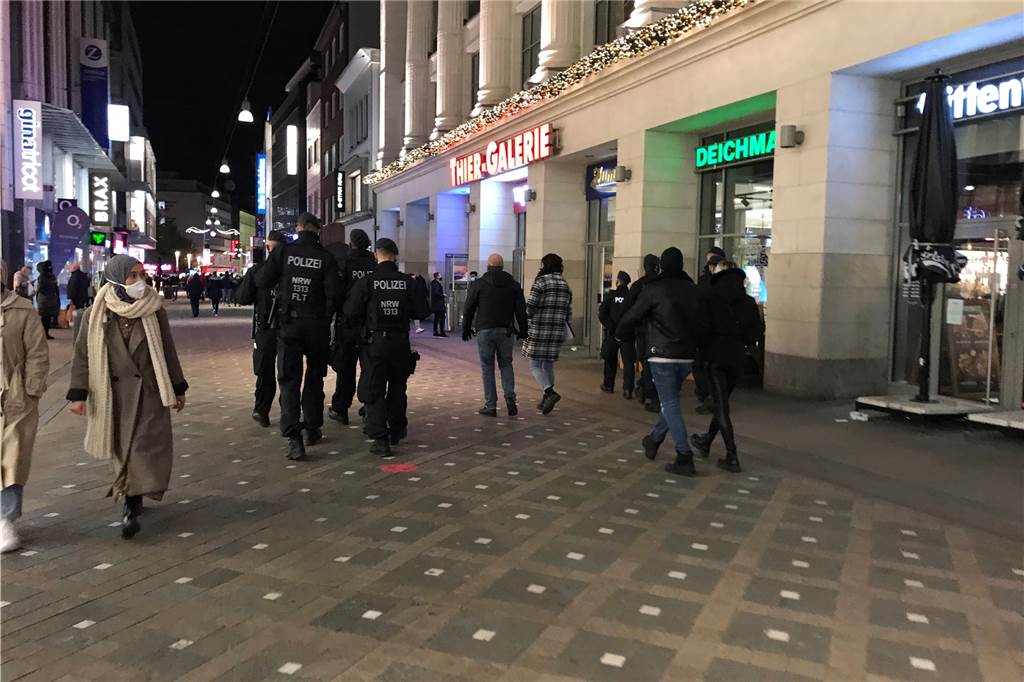 Trauriges Bild in Dortmunds City: Leere, wo ein Weihnachtsbaum sein sollte Polizisten waren am Samstag auf dem Westenhellweg unterwegs, um die Einhaltung der Maskenpflicht zu kontrollieren.