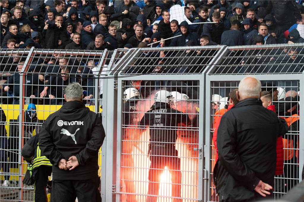 45 Verletzte - Polizei richtet Ermittlungskommission ein Polizisten wurden mit Pyrotechnik beworfen.