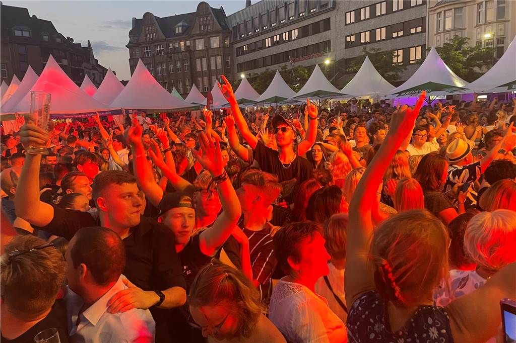 Seven Cent bei Castrop kocht über: BH-Würfe, Moshpit und Polonaise Polonaise über Castrop kocht über 2023. Zu dem Song "500 Miles" ging es in der Reihe über den Marktplatz.
