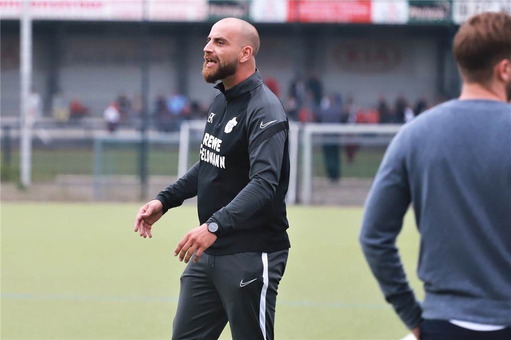 Kreisliga B mit Polsum statt Bezirksliga in Haltern - wegen der Staffeleinteilung Polsums Trainer Emil Kastrinos hat sich sehr um Dominik Pollmann bemüht - und am Ende überzeugt.