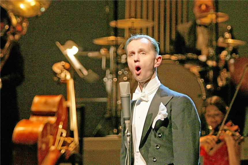 Max Raabe flirtet jetzt auch mit Pop und Swing Pomade im Haar, Frack und ganz viel Charme: Max Raabe machte das Publikum im Konzerthaus Dortmund wieder einmal glücklich. Foto: dpa