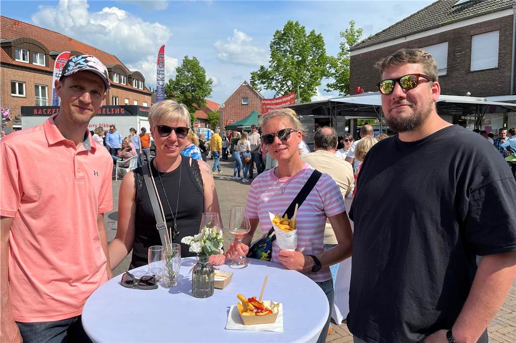 Pommes und vieles mehr gab es zu kaufen,  dazu verschiedene leckere Getränke.