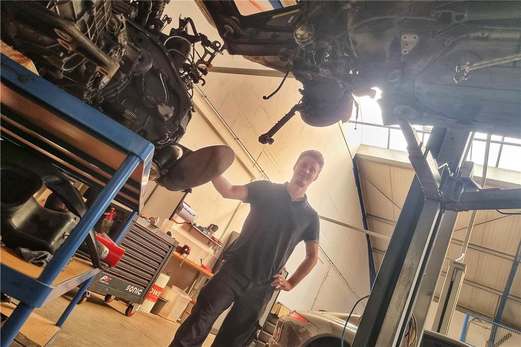 TF Sportwagen: Thomas Frankemölle (29) ist der Profi-Porsche-Schrauber in Heek Porsche reparieren oder tunen: Thomas Frankemölle hat sein Hobby zum beruf gemacht.
