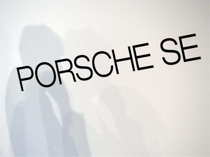 Porsche SE: Familien haben auch künftig allein das Sagen Porsche-SE-Schriftzug bei einer Bilanz-PK. Foto: Bernd Weissbrod/Illustration