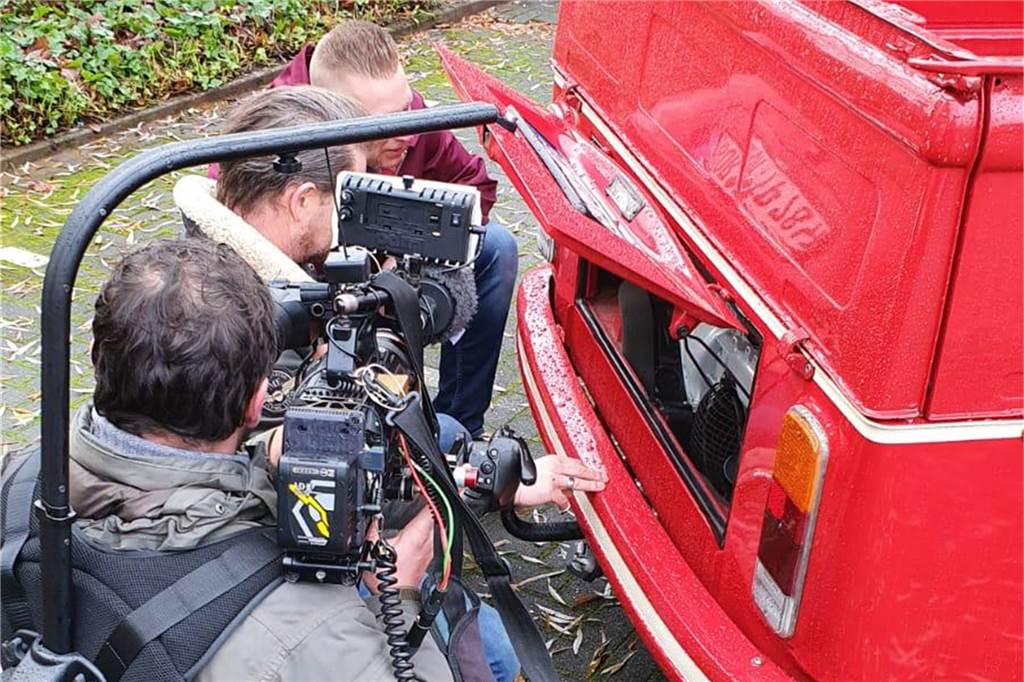 Theo Pass und sein knallroter VW Bus kommen bei „Grip“ ins Fernsehen Porsche- statt VW-Motor: Der T2 von Theo Pass ist – wie sein Besitzer – ein echtes Unikum.