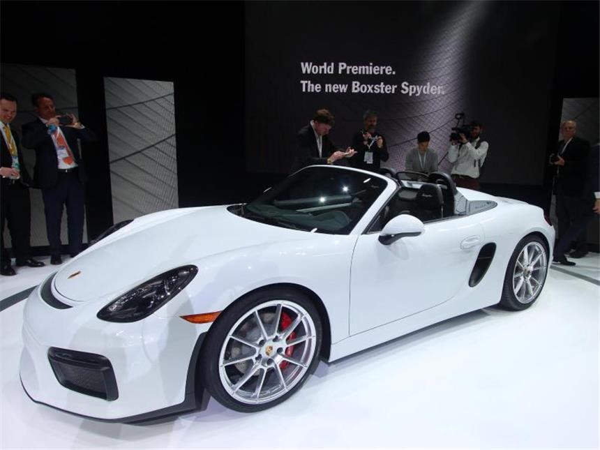 Think big - Luxus und Leistung bei der New York Motorshow Porsches Boxster Spyder kommt mit 375 PS und einer Spitzengeschwindigkeit von 290 Kilometern pro Stunde. Foto: Thomas Geiger