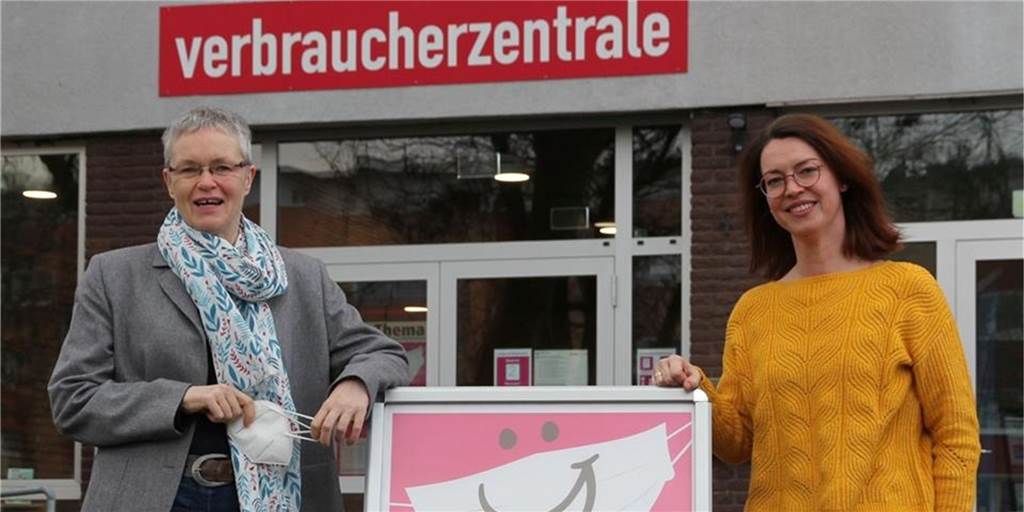 Ob Fake-Inkasso oder Strom- und Gasverträge: 2066 Mal Verbraucher unterstützt Positive Jahresbilanz für 2021, trotz schwieriger Bedingungen in der Coronazeit: Beratungsstellen-Leiterin Elke Liening (links) und Verbraucherberaterin Maria Gerling vor der Verbraucherzentrale in Gronau, die für den gesamten Kreis Borken zuständig ist.