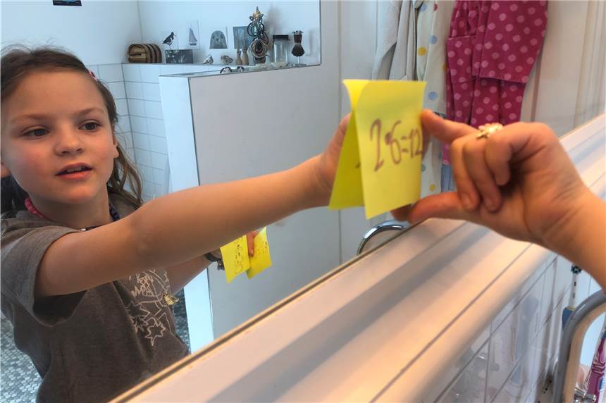 Mitten im Corona-Chaos: Telefonkonferenzen und digitale Schulaufgaben Post-Its mit Einmaleins-Rechnungen und Distanz-Kopfrechnen mit Oma helfen beim Math-Unterricht zuhause...