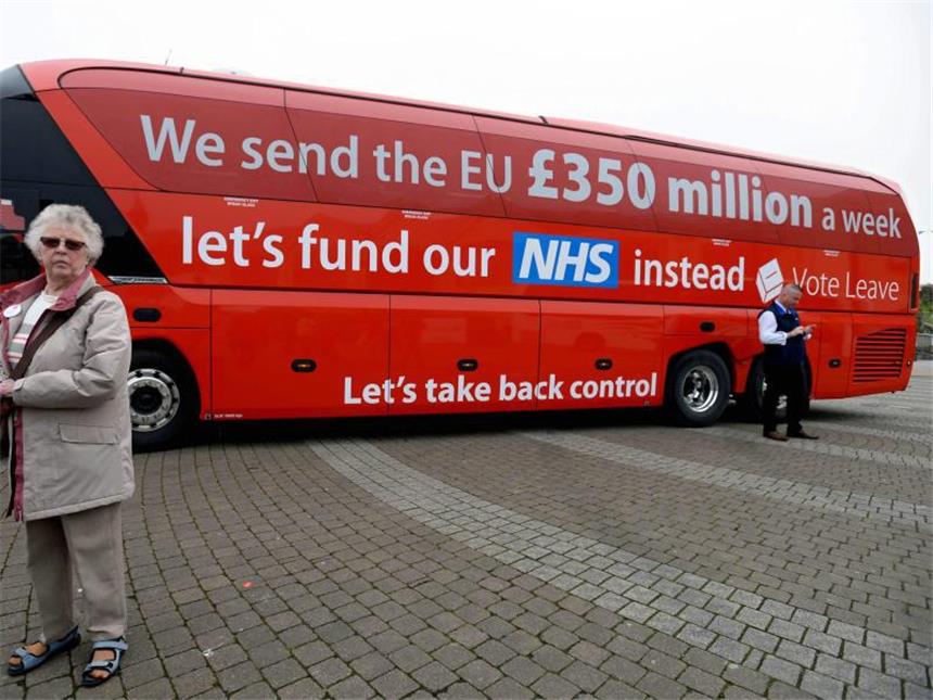 Parlament debattiert über Trump-Besuch in Großbritannien Postfaktische Brexit-Kampagne: Auf diesem Bus wurde eine völlig übertriebene Summe genannt, die die Briten angeblich an die EU zahlen - gleich nach dem Erfolg im Referendum gaben die Initiatoren zu, dass die Zahlen falsch waren. Foto: str