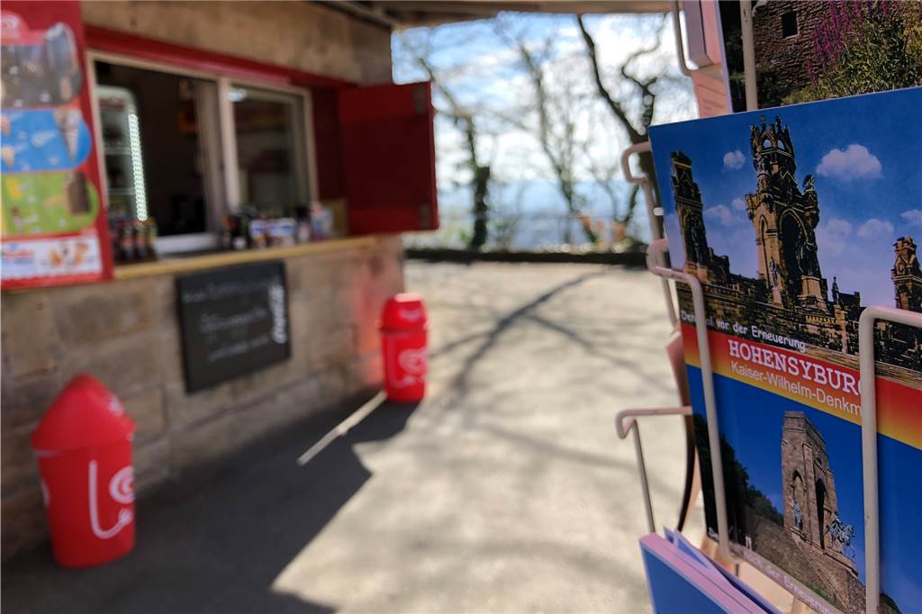 Postkarten gehören auch zum Sortiment des Kiosks auf der Hohensyburg.