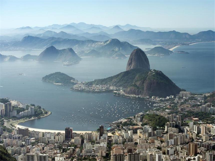 Krise in Brasilien: Olympia-Land fast auf «Ramschniveau» Postkarten-Traum: der Zuckerhut und paradiesische Strände in Rio de Janeiro. Doch das Land steckt in der Krise. Für 2015 wird ein Rückgang der Wirtschaftsleistung um 2,1 und der Investitionen um 9 Prozent erwartet. Foto: Soeren Stache