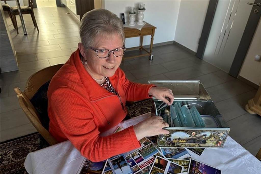 Maria Eßeling ist Postcrosserin: Wenn das Glück im Briefkasten liegt Maria Eßeling zeigt ihre Postkarten, die sie unter anderem in Boxen hat.