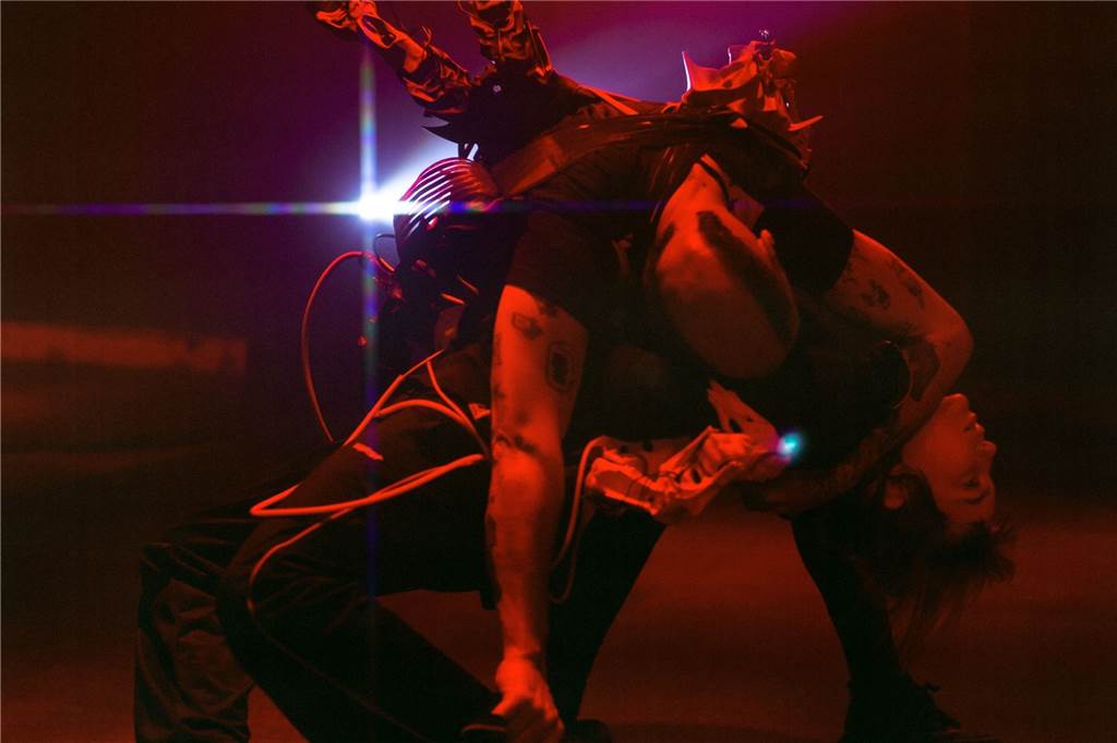 Ausstellungseröffnung im Tresor.West: Moderne Kunst im Techno-Club Postorganic Bauplan zeigten ihre Robotic-Performance.