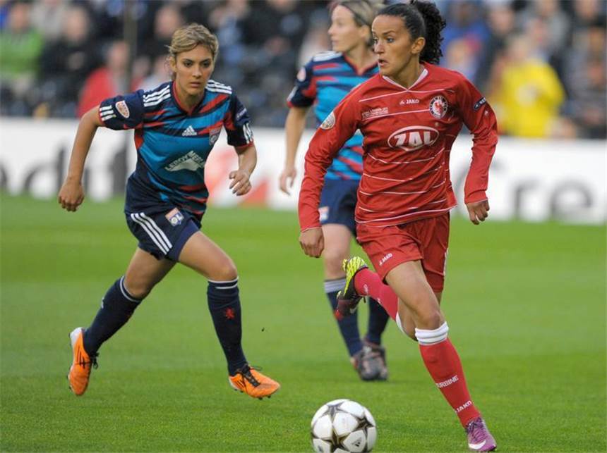Potsdams Frauen verpassen Champions-League-Krone Potsdams Fatmire Bajramaj (r) wird von Louisa Necib verfolgt.