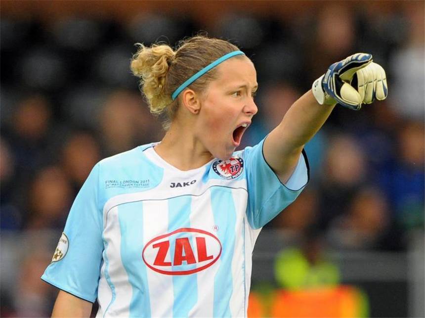 Potsdams Frauen verpassen Champions-League-Krone Potsdams Torhüterin Anna Felicitas Sarholz konnte die Gegentreffer nicht verhindern.