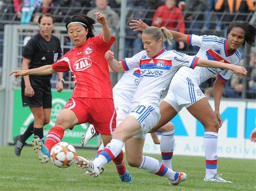 Meister Potsdam verpasst CL-Finale gegen Frankfurt Potsdams Yuki Nagasato (l) verliert das Duell um den Ball gegen Sabrina Viguir von Olympique Lyon. Foto: Bernd Settnik