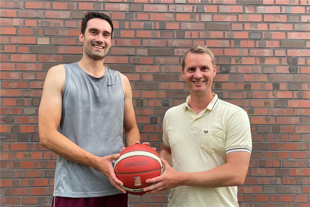 LippeBaskets-Neuzugang kennt Werner Ballspielhalle Max Winter (l.) und Christoph Henke halten einen Basketball.