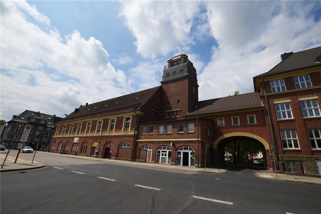 Kulturzentrum erhält Glockenspiel: Mengedern schlägt jetzt die Stunde Prägnant ist die Silhouette der Saalbau-Rückseite auch vom Busbahnhof. Die heutigen Fenster-Bögen von restaurant und Kiosk waren einmal die Tore der Feuerwache.