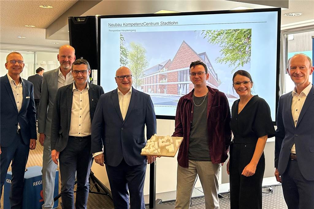 Architektenwettbewerb der VR-Bank: Klotz weicht modernen Baukörpern Gruppenbild mit Bankvertretern und Architekten