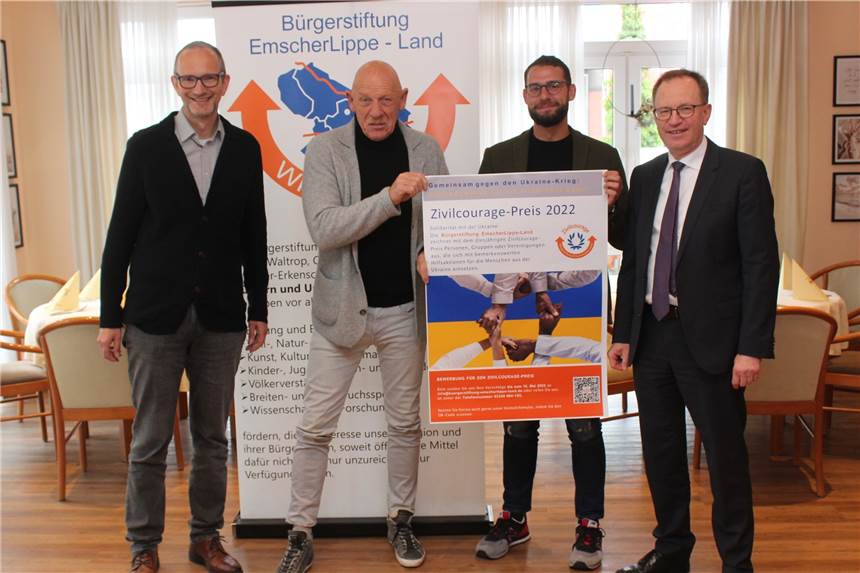 Zivilcourage-Preis: Hilfe für die Ukraine steht im Mittelpunkt - und ein dickes Preisgeld Christian Lamprecht, Joe Bausch, Miguel de Freitas und Ludger Suttmeyer (von links) stehen im Waltroper "Hotel am Park" rund um ein Plakat, das auf den Zivilcourage-Preis 2022 hinweist.