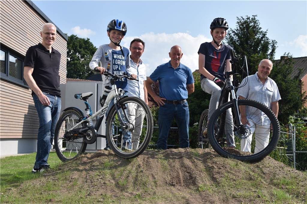Am Dorfgemeinschaftshaus in Capelle gibt‘s schon eine Dirt-Bike-Strecke Präsentieren die neue Dirt-Bike-Strecke am Dorfgemeinschaftshaus: (v.l.) Holger Wieger, Luka Wieger, Lothar Steinhoff, Josef Klaas, Mika Wieger und Gereon Stierl.