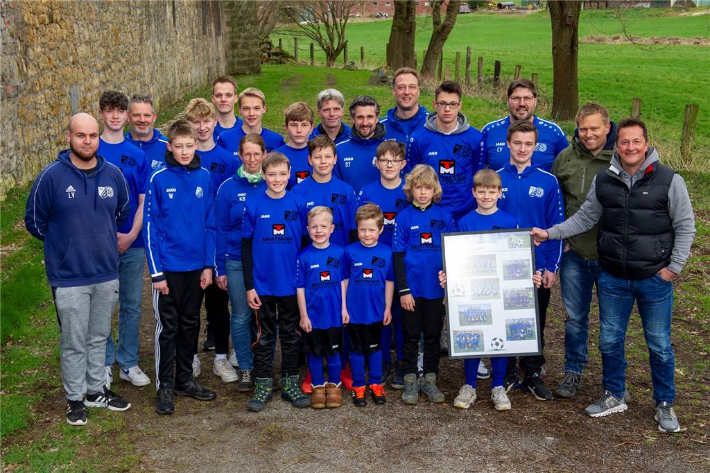 „Aus Imagesicht ganz wichtig“: Großer Schritt für die JSG ETuS/Lippramsdorf Präsentieren sich von nun an im neuen schwarz-blauen Gewand: Die Mitglieder der Jugendspielgemeinschaft des ETuS Haltern und des SV Lippramsdorf.