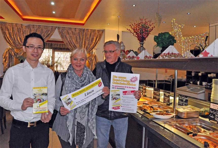 Restaurantführer lockt mit Rabatten für die Region Präsentierten den neuen "Royal Dining Restaurantführer" für Lünen, Werne, Selm und Umgebung: Liuhuan Yu (v.l.), Edda und Wilfried Blome im Restaurant "Asia Pearl".