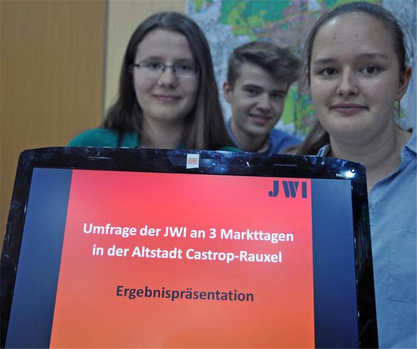 Neuer Vorschlag: Markt-Rückkehr nur an Samstagen Präsentierten die Marktumfrage: Die JWI-Mitglieder v. l. Runa Bohle, Philipp Bartelt und Paulina Julich.