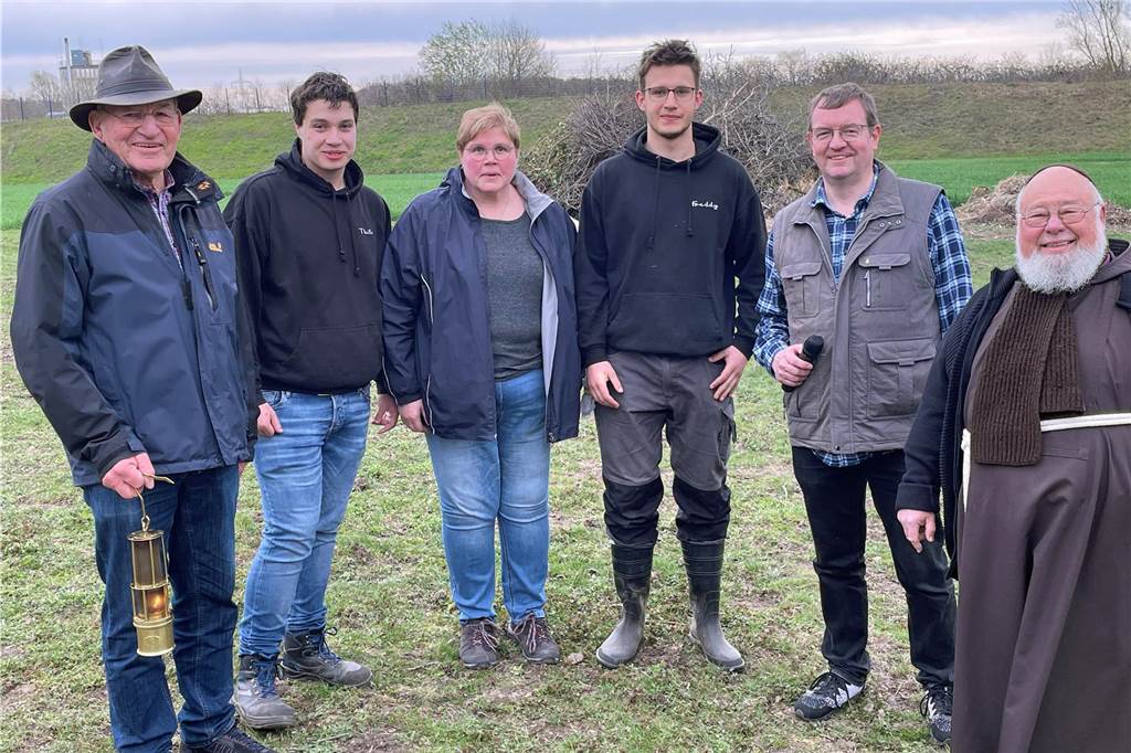 Präses Pater Norbert (v. r.) und Kolping-Vorsitzender Martin Döpker nahmen mit weiteren Kolpingvertretern und der Familie Lochthofen die Eröffnung vor.
