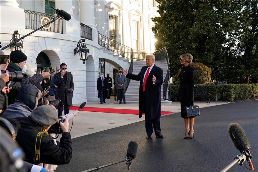Donald Trump hat das Weiße Haus verlassen: „Werden in irgendeiner Form zurückkehren“ Präsident Donald Trump und First Lady Melania verlassen das Weiße Haus.
