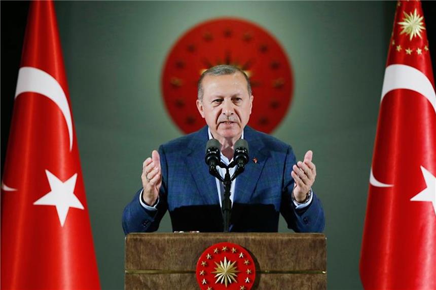 Erdogan bittet Landsleute um Hilfe gegen Lira-Absturz Präsident Erdogan am 19. Mai im Präsidentenpalast in Ankara. Die türkische Lira ist wieder auf Talfahrt gegangen. Foto: Pool Presdential Press Service/AP