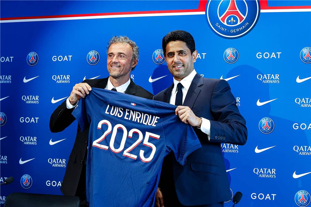 Paris droht gegen den BVB ein Fiasko: Dennoch hat PSG weitere 500 Millionen Euro sicher Nasser Al-Khelaifi begrüßt mit einem Trikot den neuen Trainer Luis Enrique.