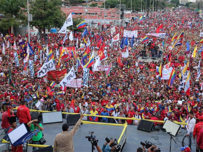 Nach heftigen Protesten: Venezuela gibt Bargeld wieder frei Präsident Nicolás Maduro hat zunächst die für ungültig erklärte Geldscheine wieder freigegeben. Foto: Miraflores Press/dpa