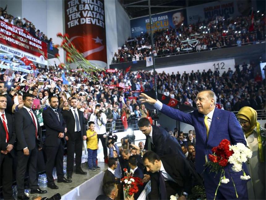 Erdogan wollte Auftritt - Westfalenhallen sagten ab Präsident Recep Tayyip Erdogan (mit ausgestrecktem Arm) im Mai 2017 bei einem Sonderparteitag seiner Partei, der AKP