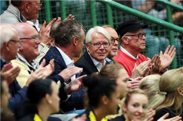 Präsident Reinhard Rauball ist regelmäßig Gast bei den BVB-Handballerinnen und ein Förderer. Pläne für eine eigene Halle lassen sich aber nur schwer verwirklichen.