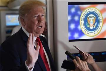 Präsident Trump sagte an Bord der Präsidentenmaschine Air Force One, die Verhängung der Sonderzölle könne sehr bald erfolgen. Foto: Susan Walsh/AP